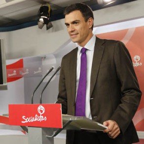 Pedro Sánchez reclama a Rajoy "que no llame recuperación a empobrecer a la cla Pedro Sánchez reclama a Rajoy "que no llame recuperación a empobrecer a la clase media en nuestro país"