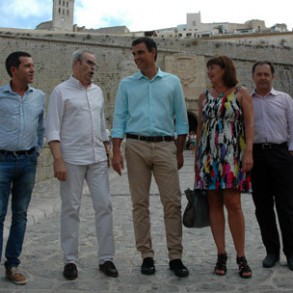 Pedro Sánchez advierte a Rajoy de que "no hay nada que celebrar y hay mucho que Pedro Sánchez advierte a Rajoy de que "no hay nada que celebrar y hay mucho que rectificar" en su próxima reunión con Angela Merkel