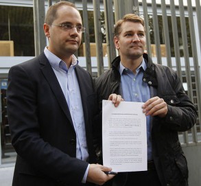 El PSOE pide a la Agencia Tributaria que investigue el uso de las "tarjetas de l El PSOE pide a la Agencia Tributaria que investigue el uso de las "tarjetas de la vergüenza" de Caja Madrid