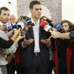Pedro Sánchez denuncia "descoordinación", "desgobierno" y "desamparo" y exige Pedro Sánchez denuncia "descoordinación", "desgobierno" y "desamparo" y exige a Rajoy "que restituya la autoridad sanitaria"