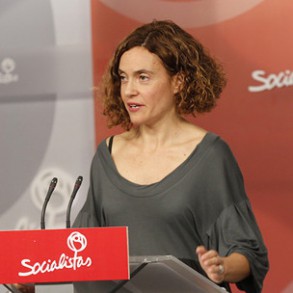 El PSOE pide a Mas y Rajoy que dejen de hablar a través de los tribunales y a El PSOE pide a Mas y Rajoy que dejen de hablar a través de los tribunales y a través de los titulares y actúen con responsabilidad y honestidad