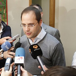El PSOE insta a Rajoy a que "afronte" el conflicto catalán con "política y diálogo" y no como es su costumbre "con los brazos caídos"