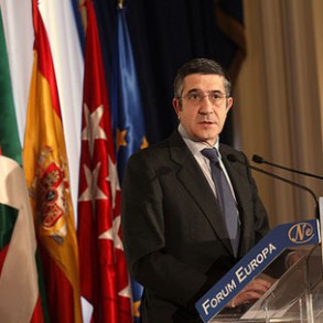 Patxi López califica como "terrible" el Plan independentista de Artur Mas y le Patxi López califica como "terrible" el Plan independentista de Artur Mas y le acusa de "abandonar a la mayoría de los catalanes"
