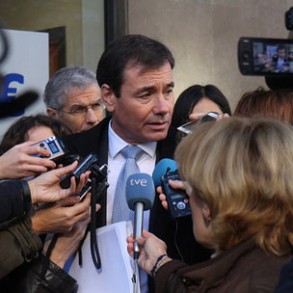 Tomás Gómez pide a Rajoy que se ponga en la piel de los enfermos de hepatitis Tomás Gómez pide a Rajoy que se ponga en la piel de los enfermos de hepatitis C y mueva ficha y avisa que los socialistas harán todo lo que esté en su mano para que reciban el tratamiento
