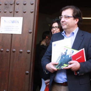Fernández Vara registra ante notario 60 medidas de gobierno y se compromete a d Fernández Vara registra ante notario 60 medidas de gobierno y se compromete a dimitir si no las cumple