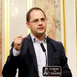 Luena exige a Montoro que acuda al Congreso a explicar los contratos recibid Luena exige a Montoro que acuda al Congreso a explicar los contratos recibidos por su antiguo despacho y, en su caso, asumir responsabilidades