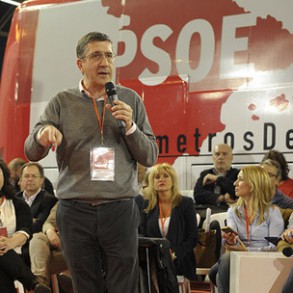 Patxi López aboga por ayuntamientos con la puerta abierta y paredes de crista Patxi López aboga por ayuntamientos con la puerta abierta y paredes de cristal para que la ciudadanía se implique en la política municipal