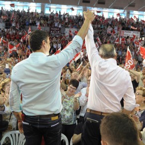 Pedro Sánchez: "La regeneración democrática del PP consiste en esconder a Raj Pedro Sánchez: "La regeneración democrática del PP consiste en esconder a Rajoy, amigo de Bárcenas, y en sacar a pasear a Aznar, amigo de Rato y Blesa"