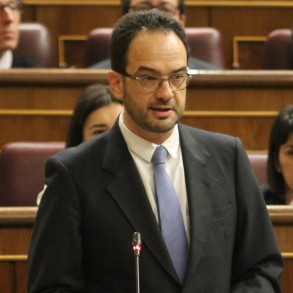 Antonio Hernando: Este escándalo de corrupción le ha saltado en toda la cara Antonio Hernando: Este escándalo de corrupción le ha saltado en toda la cara a la vicepresidenta del Gobierno