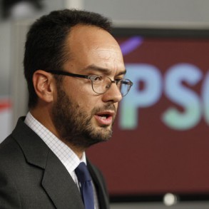 Antonio Hernando: "Rajoy comete otra cacicada, otro acto de nepotismo premiando Antonio Hernando: "Rajoy comete otra cacicada, otro acto de nepotismo premiando al peor ministro de Educación de España con una embajada inmerecida e importante para el país"