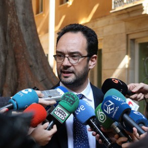 Hernando: "Debe ser Rajoy quien defienda los presupuestos en el Congreso, que so Hernando: "Debe ser Rajoy quien defienda los presupuestos en el Congreso, que son su testamento político, y no mandar a Montoro como si fuera su testaferro"