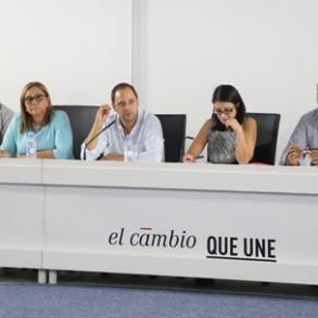 El PSOE exige al Gobierno que incluya a las diputaciones y núcleos de menos de El PSOE exige al Gobierno que incluya a las diputaciones y núcleos de menos de 20.000 habitantes como beneficiarios de los fondos FEDER