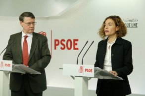 El PSOE presenta un paquete de medidas para la conciliación de la vida laboral Meritxell Batet y Jordi Sevilla durante la presentación de la propuesta socialista
