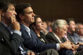 Sánchez reivindica un “cambio político urgente” porque “hay otra senda p Pedro Sánchez con Javier Fernández y Adriana Lastra en Avilés