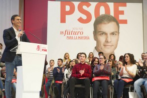 PEDRO SÁNCHEZ: “Pedimos el voto para crear empleo con derechos, para reconstr Pedro Sánchez durante el mitin