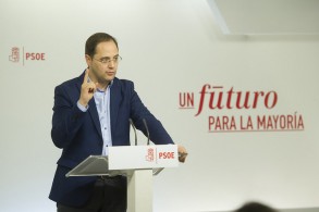 CESAR LUENA: “Pactar con el PP es indultarlo. Tiene que pagar en la oposición César Luena