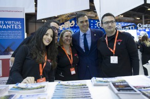 PEDRO SÁNCHEZ cree que Rajoy no puede renunciar a presentar su investidura: “ Pedro Sánchez en un stand de FITUR