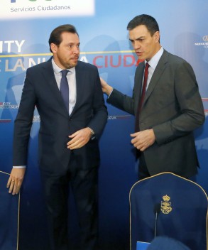 PEDRO SÁNCHEZ anuncia que el Grupo Parlamentario Socialista asumirá un conjunt Pedro Sánchez y el alcalde de Valladolid, Óscar Puente