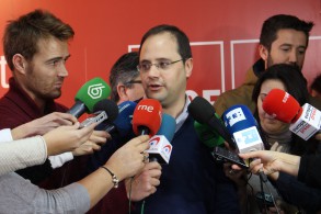 César Luena subraya que el PSOE seguirá ofreciendo "responsabilidad, coherenci César Luena