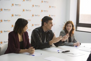 PEDRO SÁNCHEZ: “El país necesita innovadores en la política y en la empresa Pedro Sánchez con representantes de la Asociación de StartUps