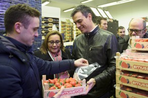 Pedro Sánchez reafirma su compromiso con el medio rural y la industria agroalim Pedro Sánchez durante su visita a Mercamadrid
