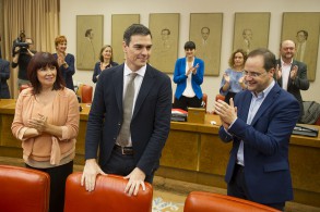 PEDRO SÁNCHEZ traslada un mensaje de “confianza” a la ciudadanía y asegura Pedro Sánchez recibe el aplauso del Grupo Socialista