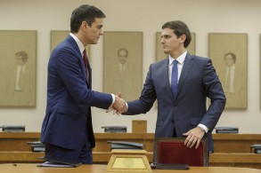 PEDRO SÁNCHEZ: “Es el primer paso para el cambio político en España” Pedro Sánchez y Albert Rivera tras la firma del acuerdo