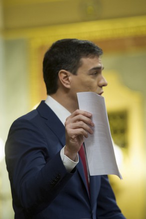PEDRO SÁNCHEZ pide a Pablo Iglesias que “de una oportunidad al cambio” y pe Pedro Sánchez en la tribuna del Congreso