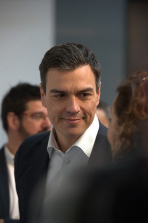 PEDRO SÁNCHEZ cree que Soria ha asumido la responsabilidad política que “se Pedro Sánchez