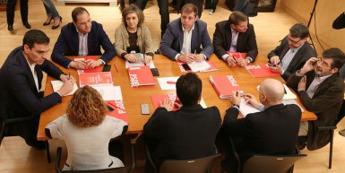 Reunión Pedro Sánchez y César Luena con el equipo negociador
