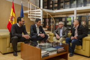 Pedro Sánchez: "El gobierno del cambio significa poner fin a la desigualdad y d Reunión Pedro Sánchez con UGT y CCOO 140416