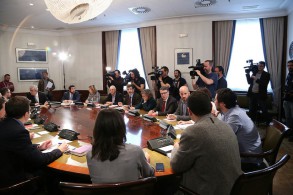 Agenda jueves 7 de abril Reunión de los equipos de PSOE Podemos y Ciudadanos