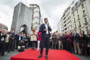 Pedro Sánchez: "España no merece ser gobernada por la pereza de Rajoy, ni bloq Acto de Pedro Sánchez en Vitoria