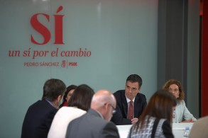 PEDRO SÁNCHEZ anuncia que si es presidente del gobierno se someterá a una “c Pedro Sánchez con su equipo de expertos