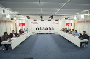 El PSOE exige a Rajoy que acuda a los debates, porque “no vale ni esconderse n Reunión de los miembros del Comité Electoral