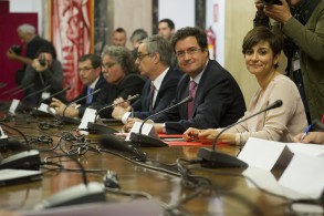Óscar López: “Ha llegado la hora de sacar a Rajoy de la cueva para que dé l Óscar López e Isabel Rodríguez en la reunión
