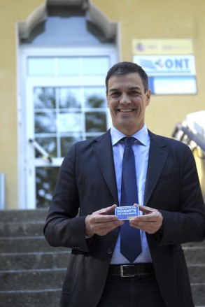 Pedro Sánchez recibe la tarjeta de donante de órganos Pedro tarjera donante 010616