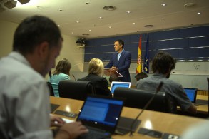 Pedro Sánchez: "Lo que quiere Rajoy es gobernar sin oposición" Pedro Sánchez durante su comparecencia