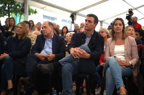 Pedro Sánchez: "El cambio es como una nave en la que el rumbo es el progreso y Fdez. Leiceaga, Pedro Sánchez y la alcaldesa de Lugo