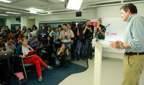 El Comité Federal mandata al Grupo Socialista a votar no a Rajoy en primera vot Javier Fernández durante la rueda de prensa