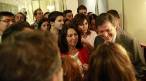 Javier Fernández con periodistas en el Congreso