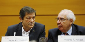 INTERVENCIÓN DE JAVIER FERNÁNDEZ EN LA REUNIÓN DEL GRUPO SOCIALISTA Javier Fernández junto a Álvarez Areces al comienzo de la reunión