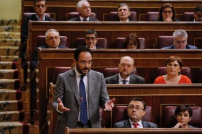 El PSOE exige revertir las nefastas consecuencias de la reforma laboral para rec Antonio Hernando en la sesión de control al Gobierno