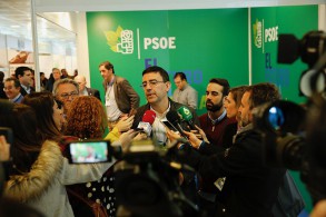 MARIO JIMÉNEZ subraya el “indiscutible compromiso” del PSOE con el medio am Jiménez atendiendo a los medios tras visitar el Congreso Nacional del Medio Ambiente
