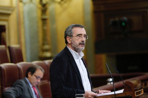 Manuel Cruz: “Hoy empezamos a derogar la Lomce” Manuel Cruz durante su intervención ante el pleno