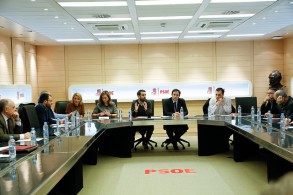 El PSOE inicia los trabajos para promover un pacto nacional sobre las infraestru Reunión José Muñoz con responsables infraestructuras 231116