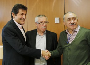 Javier Fernández traslada a los sindicatos el "respaldo político y parlamentar Reunión de Javier Fernández y sindicatos 281116