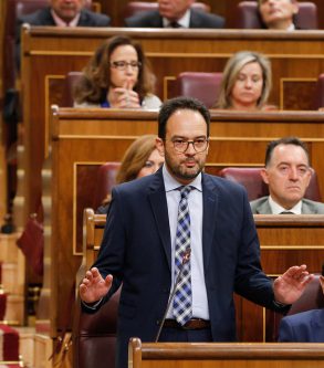 Antonio Hernando reclama a Rajoy que en las negociaciones del Brexit cuente con antonio-hernando-en-la-sesion-de-control
