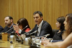 Pedro Sánchez pide a Podemos y Ciudadanos poner en marcha una mesa conjunta par pedro-sanchez-en-la-reunion-del-grupo