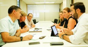 El PSOE exige a Rajoy que proteja a los productores de fruta de hueso Reunión Manuel González y sector frutícola 160817
